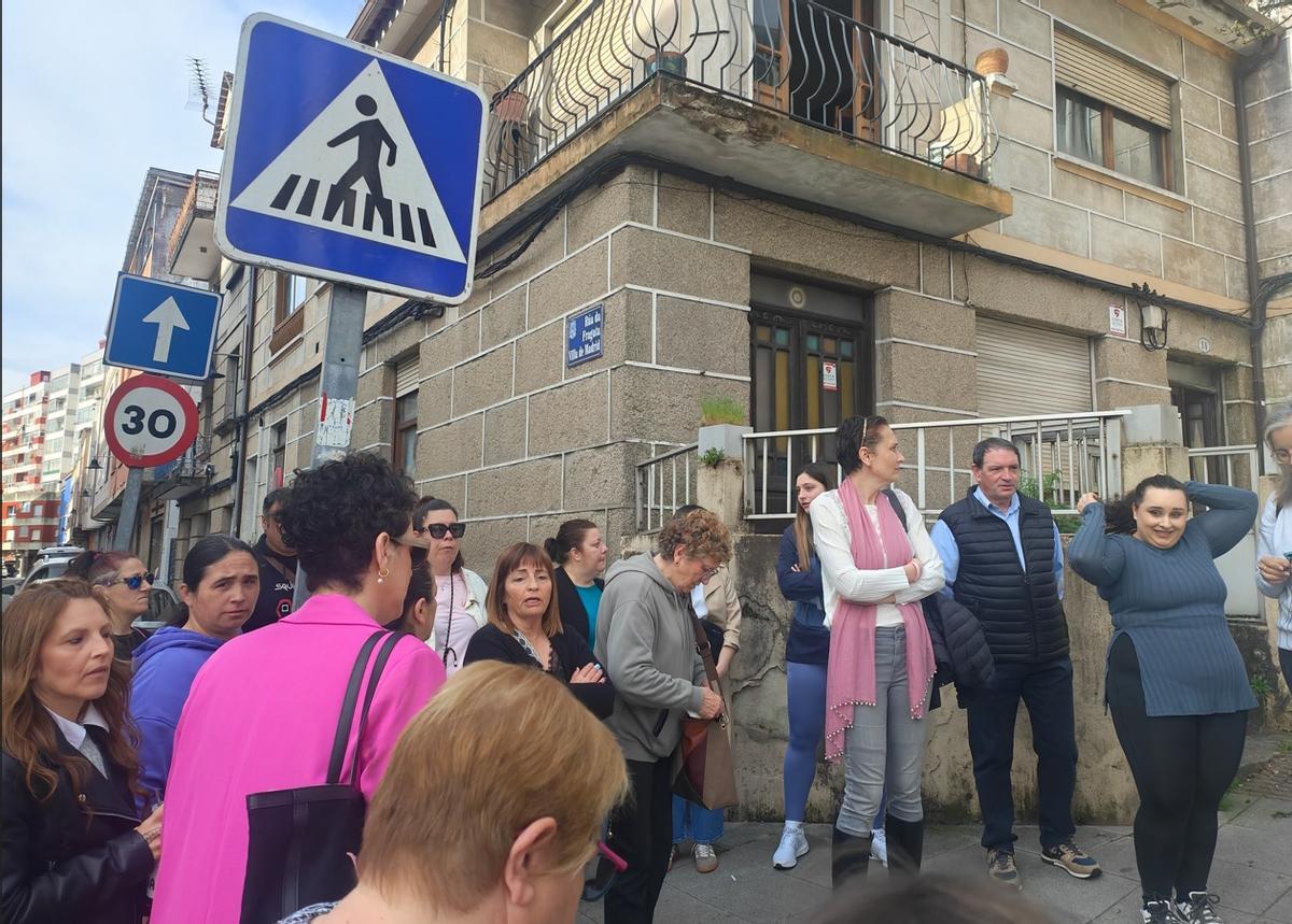 La afectada, apoyada por otros vecinos del barrio.