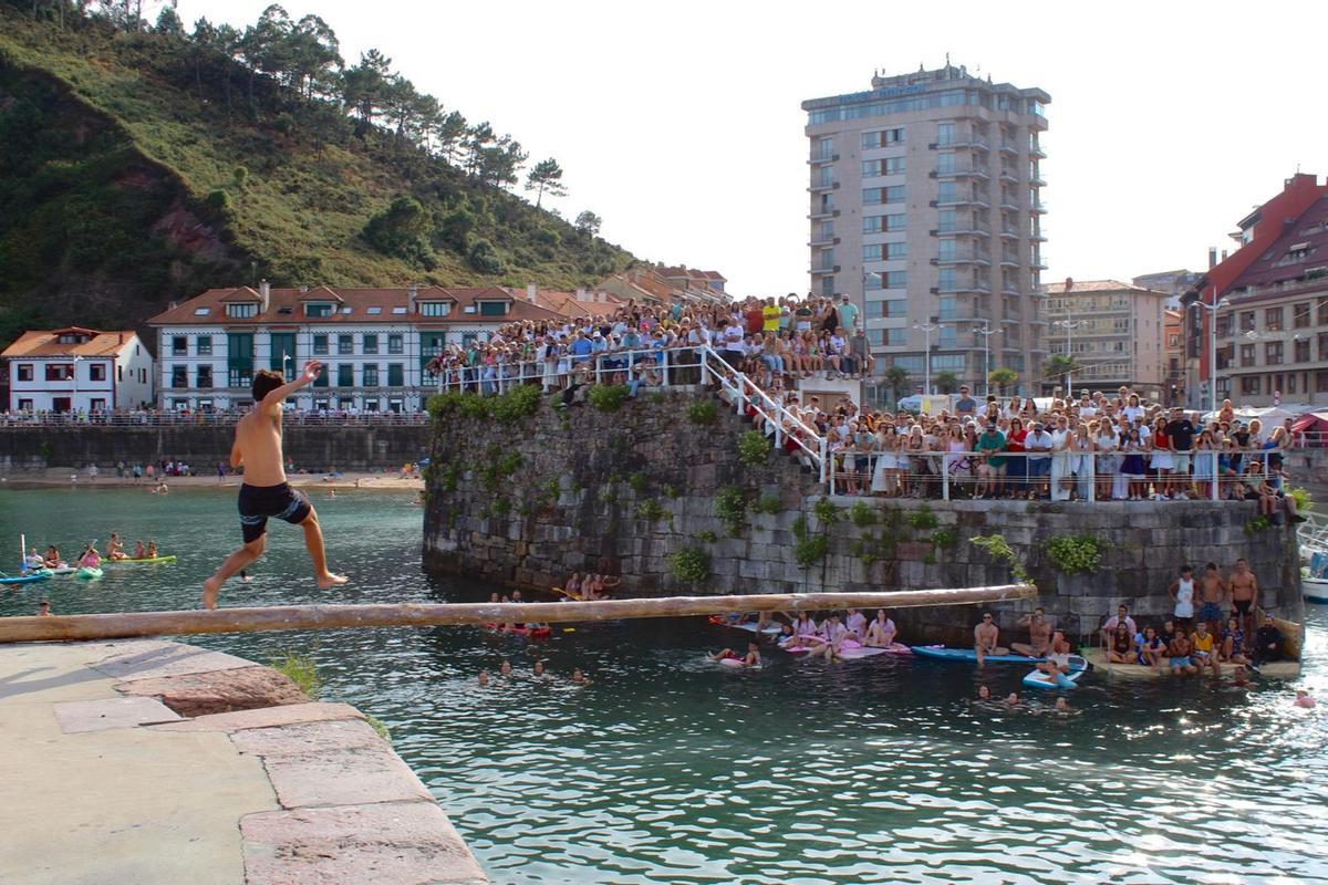 Cucaña y las coses que floten, en Candás Cucaña y las coses que floten, en Candás