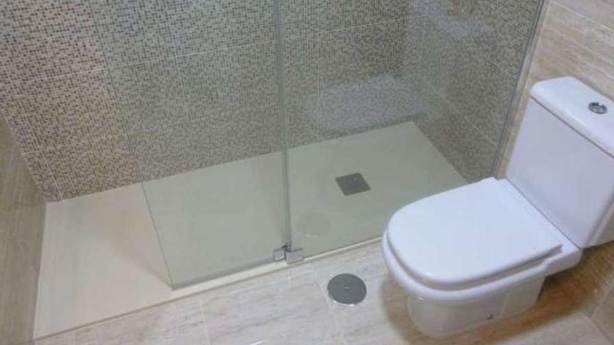 Los cambios de bañeras por platos de ducha son uno de los trabajos habituales de esta empresa coruñesa.