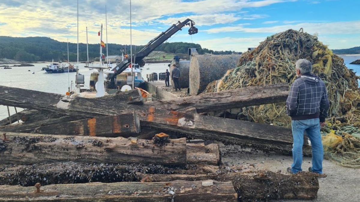 Vigas y bidones procedentes del desguace de bateas.