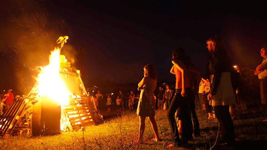 Foc, pólvora, menjar i alcohol: les característiques que poden convertir la revetlla en una gran festa o bé en un infern.