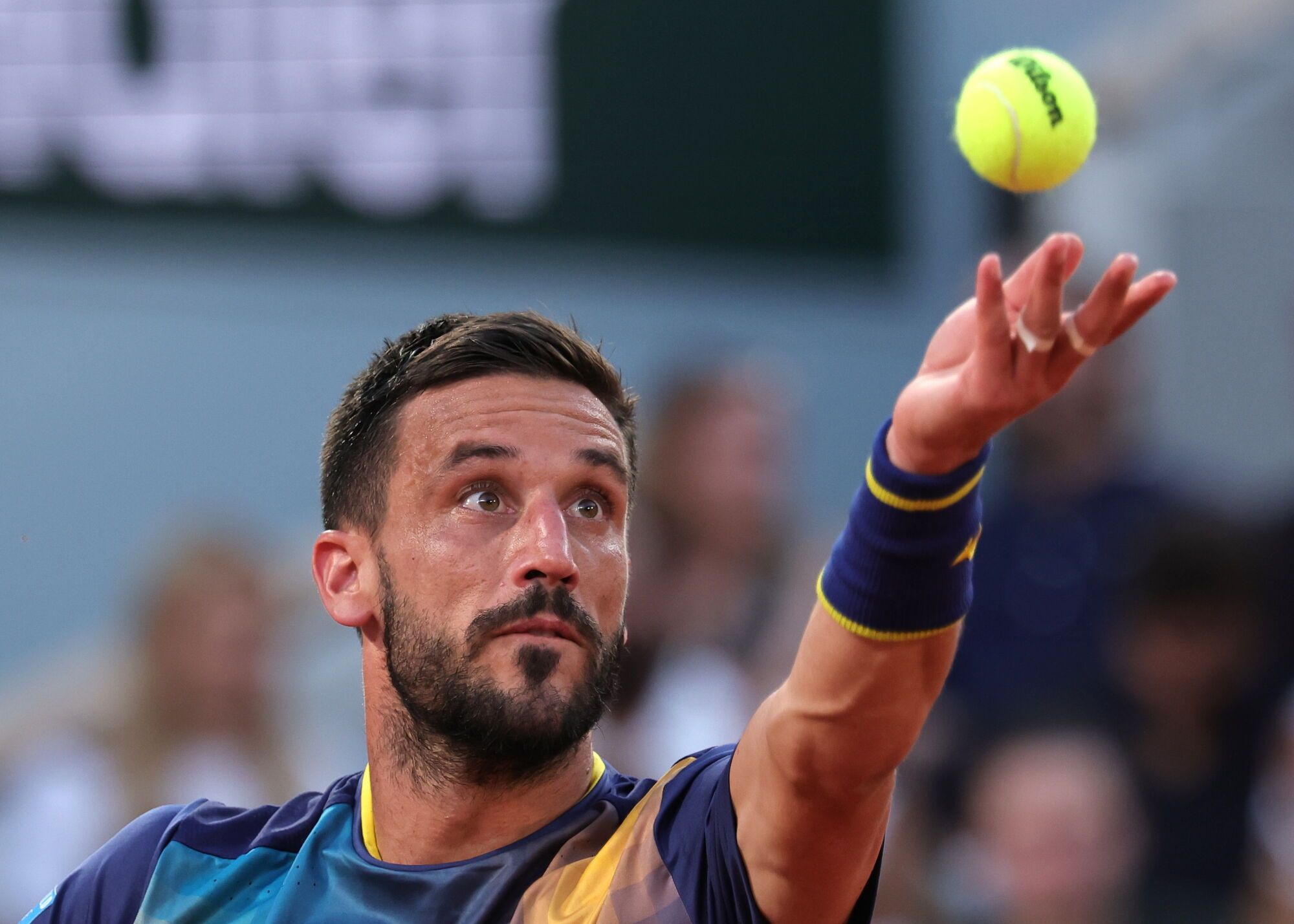 PARIS (France), 30/05/2025.- Damir Dzumhur of Bosnia and Herzegovina in action during his Men's 3rd round match against Carlos Alcaraz of Spain at the French Open Grand Slam tennis tournament at Roland Garros in Paris, France, 30 May 2025. (Tenis, Abierto, Bosnia-Herzegovina, Francia, España) EFE/EPA/TERESA SUAREZ