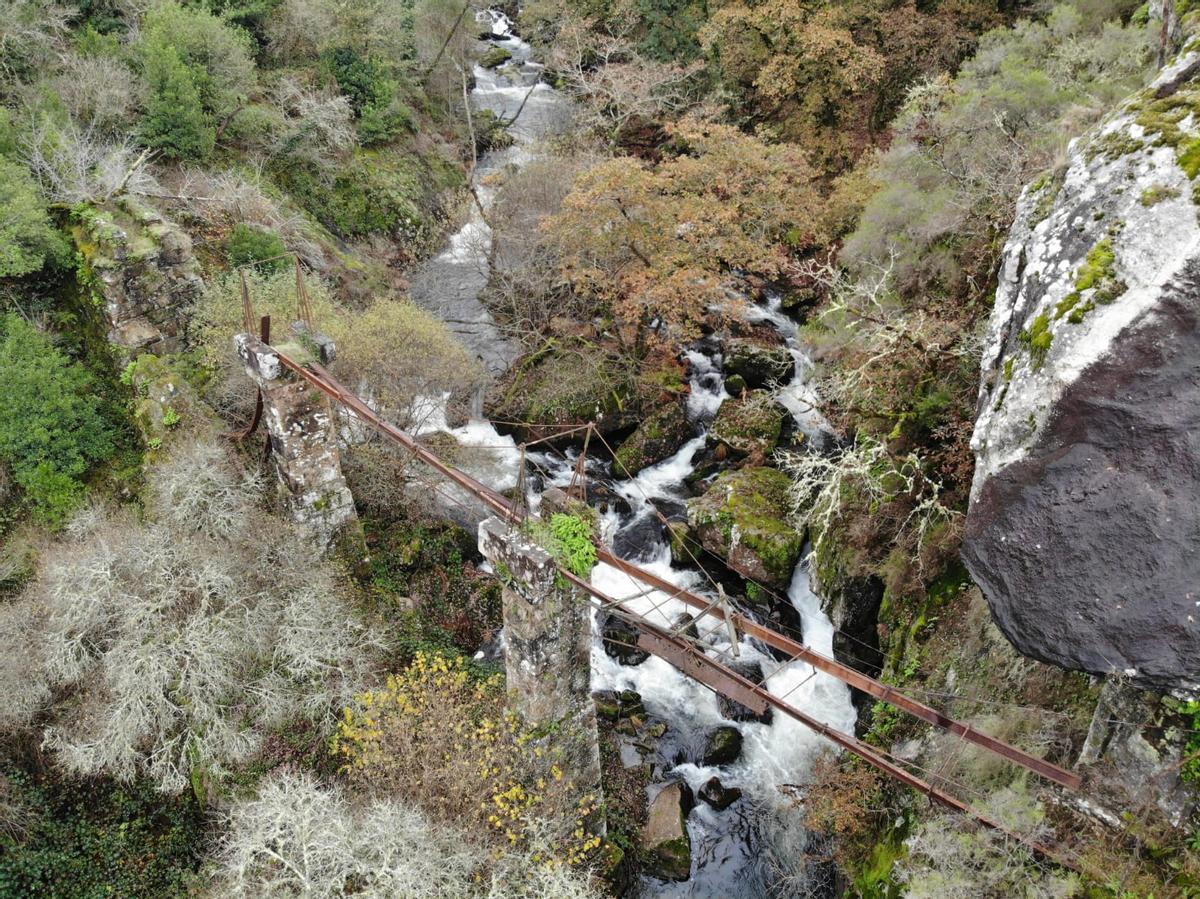 Paso del río Liñares por Aguións. Bernabé