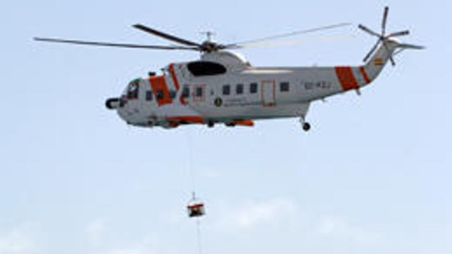 Un helicóptero de Salvamento en un simulacro de rescate en el puerto. | lp/dlp