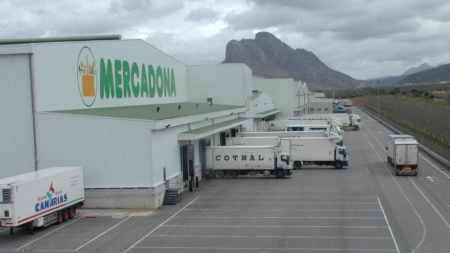 Camiones en el centro logístico de Mercadona, en Antequera.