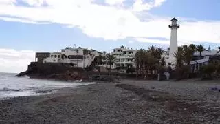 Rescatan a un bañista tras caer en una zona rocosa de la Playa del Águila