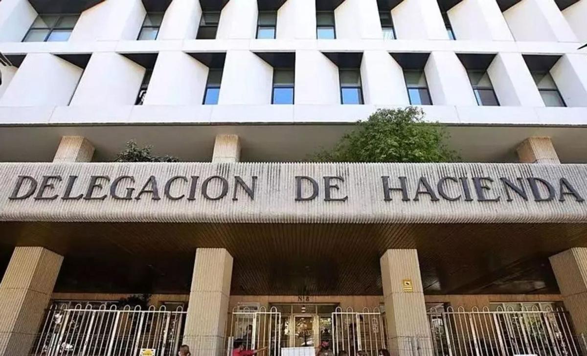 Fachada principal de la Delegación de Hacienda en Córdoba, situada en el bulevar del Gran Capitán. | CÓRDOBA