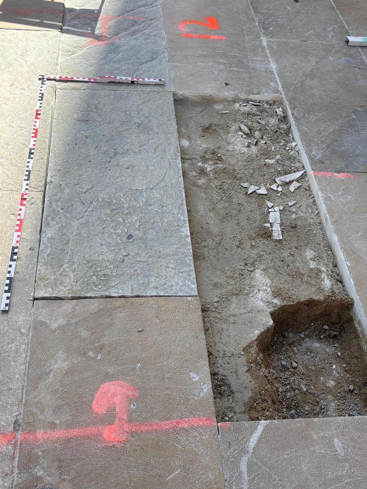 La losa donde se encontraba el amonite, ya suelta pero todavía en el lugar que ocupaba frente a la basílica de Santa María en Elche