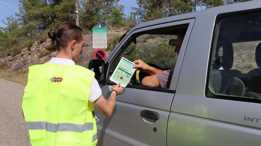 Un informador ambiental informant a un ciutadà, en una imatge d'arxiu