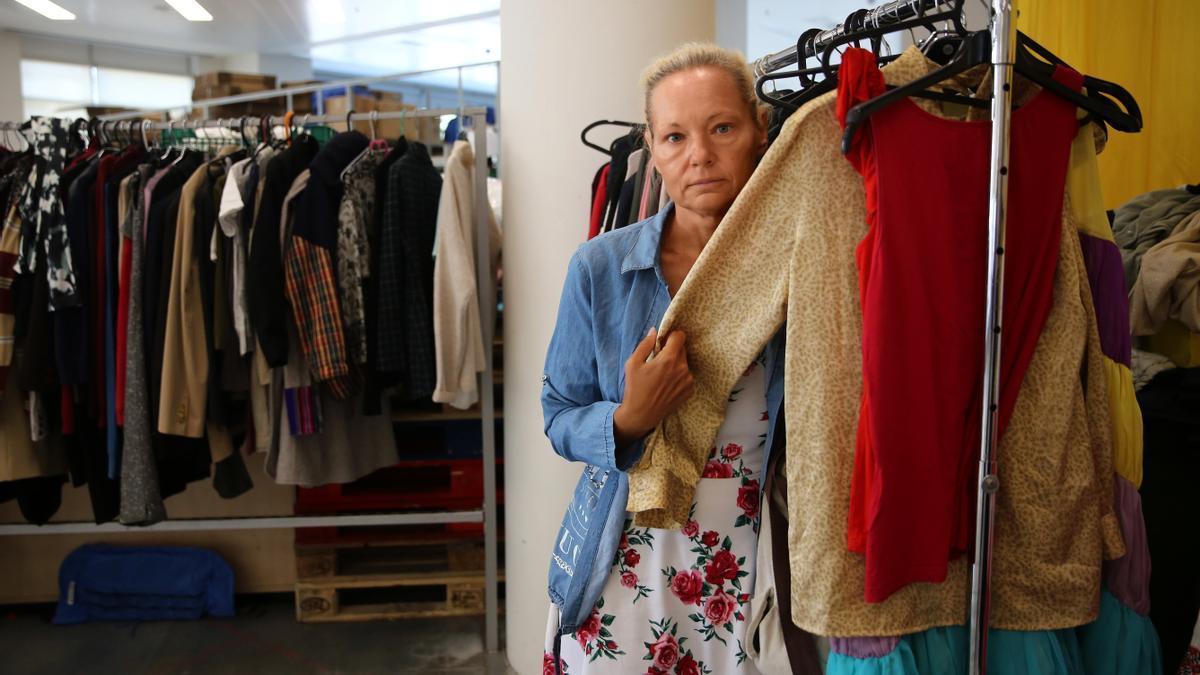 Viktoria Bodina, refugiada ucraniana que se ha quedado sin ayudas, va a buscar ropa y comida a la asociación cultural Djerelo, de ciudadanos ucranianos.