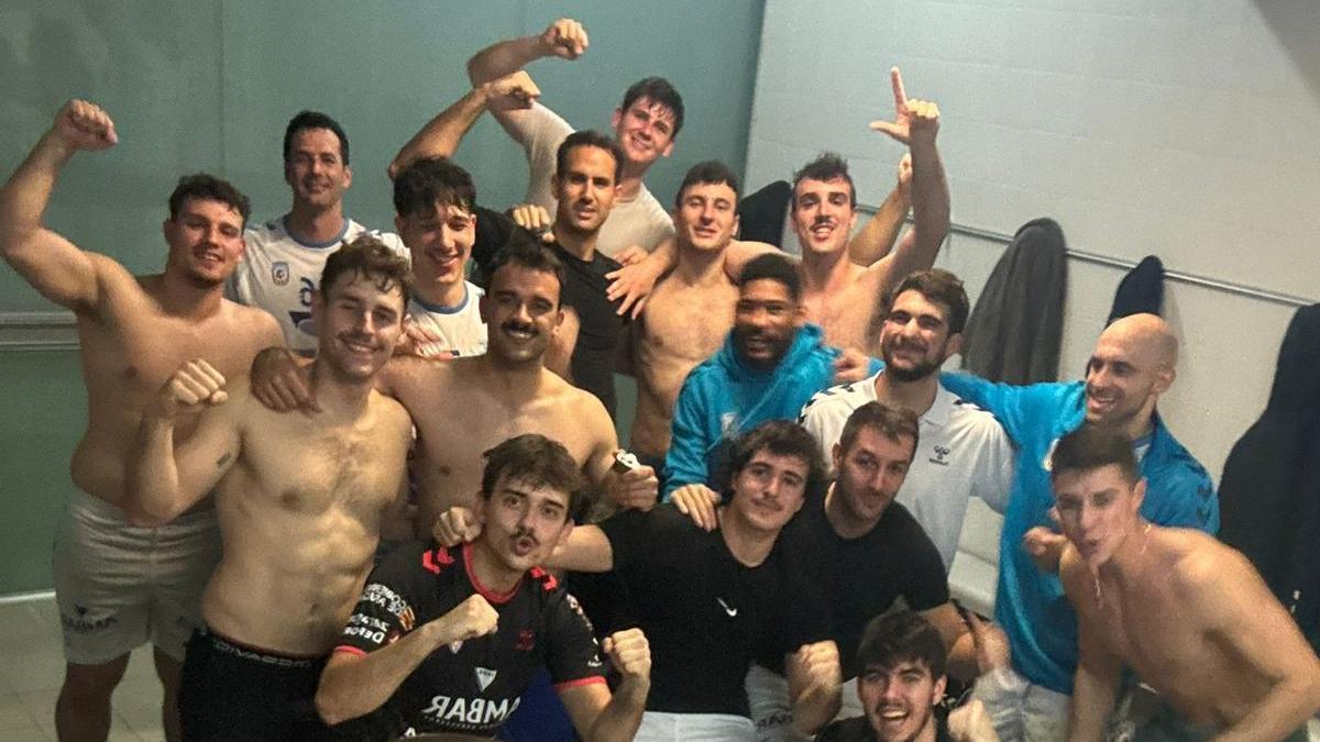 La plantilla del Contazara celebra una nueva victoria.