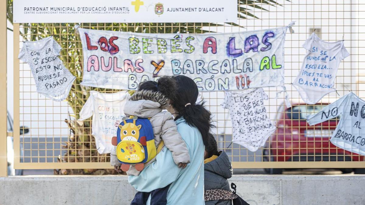 Uno de los pequeños, a su llegada a la escuela infantil Els Xiquets, la única pública ahora abierta en Alicante