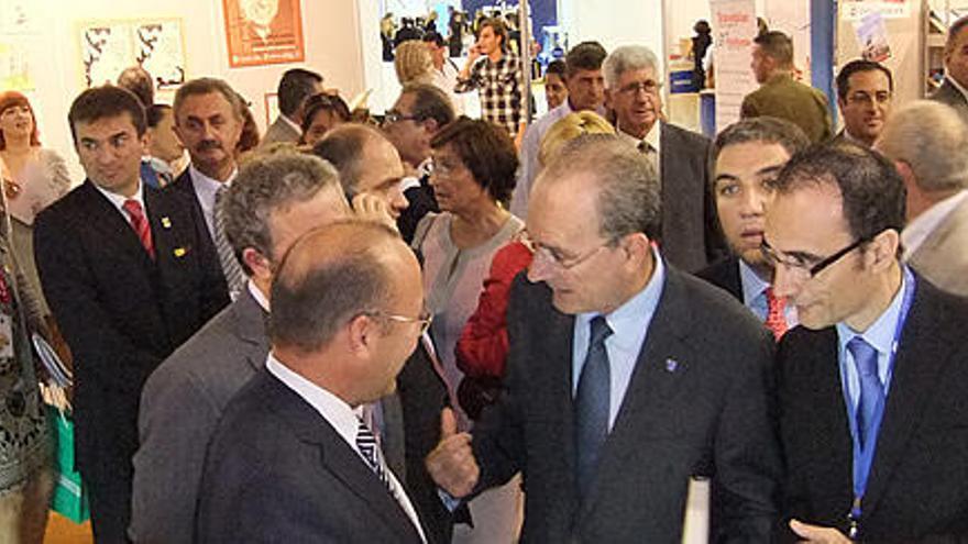 Luis Javier Alonso, concejal de Turismo, acompañado por el alcalde de Málaga y el diputado José María Barrios.