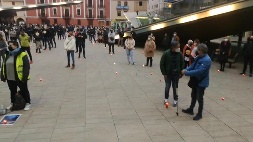 Hosteleros y comercios de Vila-real se concentran con velas en la plaza Major