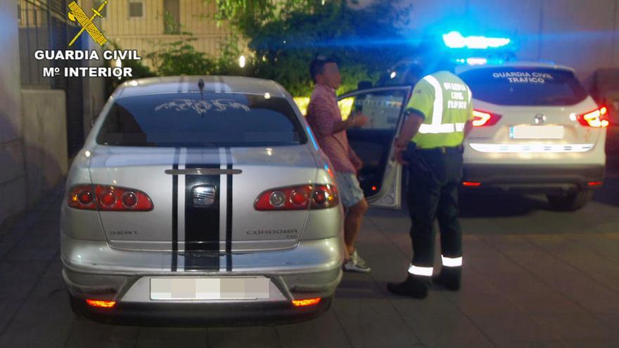 El coche retenido por la Guardia Civil