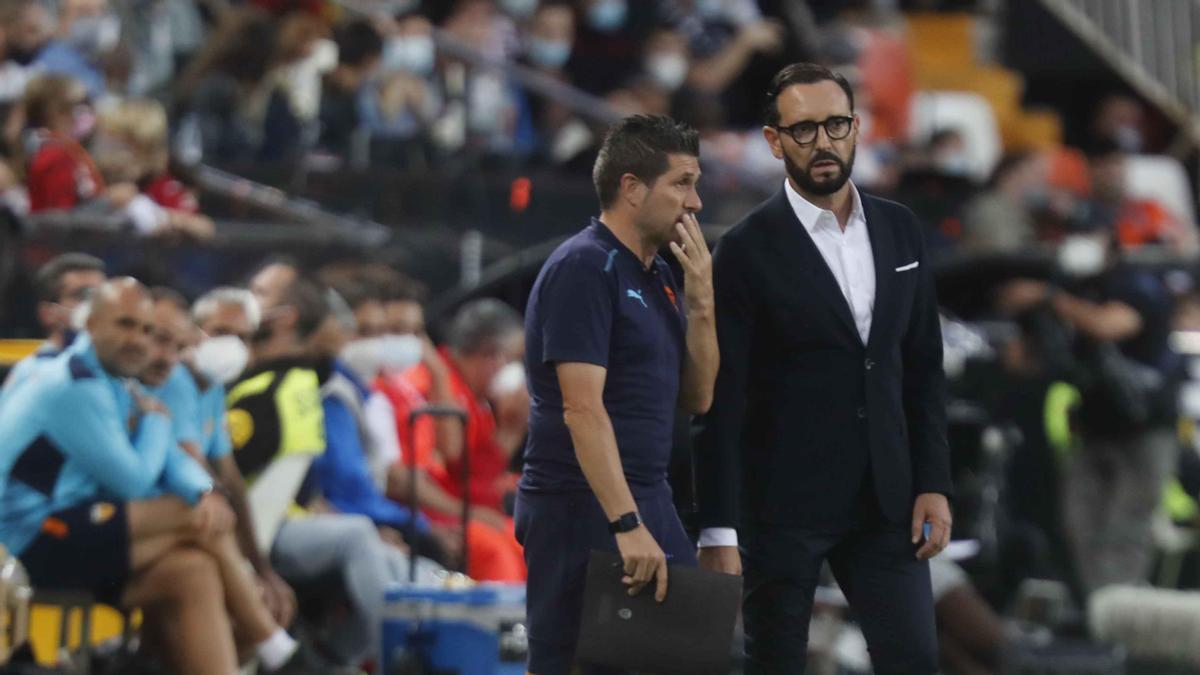 Bordalás dialoga con un miembro de su cuerpo técnico durante el Valencia-Villarreal