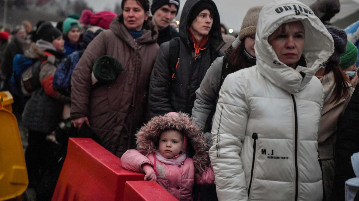 Filas de refugiados ucranianos esperar después de cruzar la frontera de Ucrania con Polonia, a 9 de marzo de 2022.