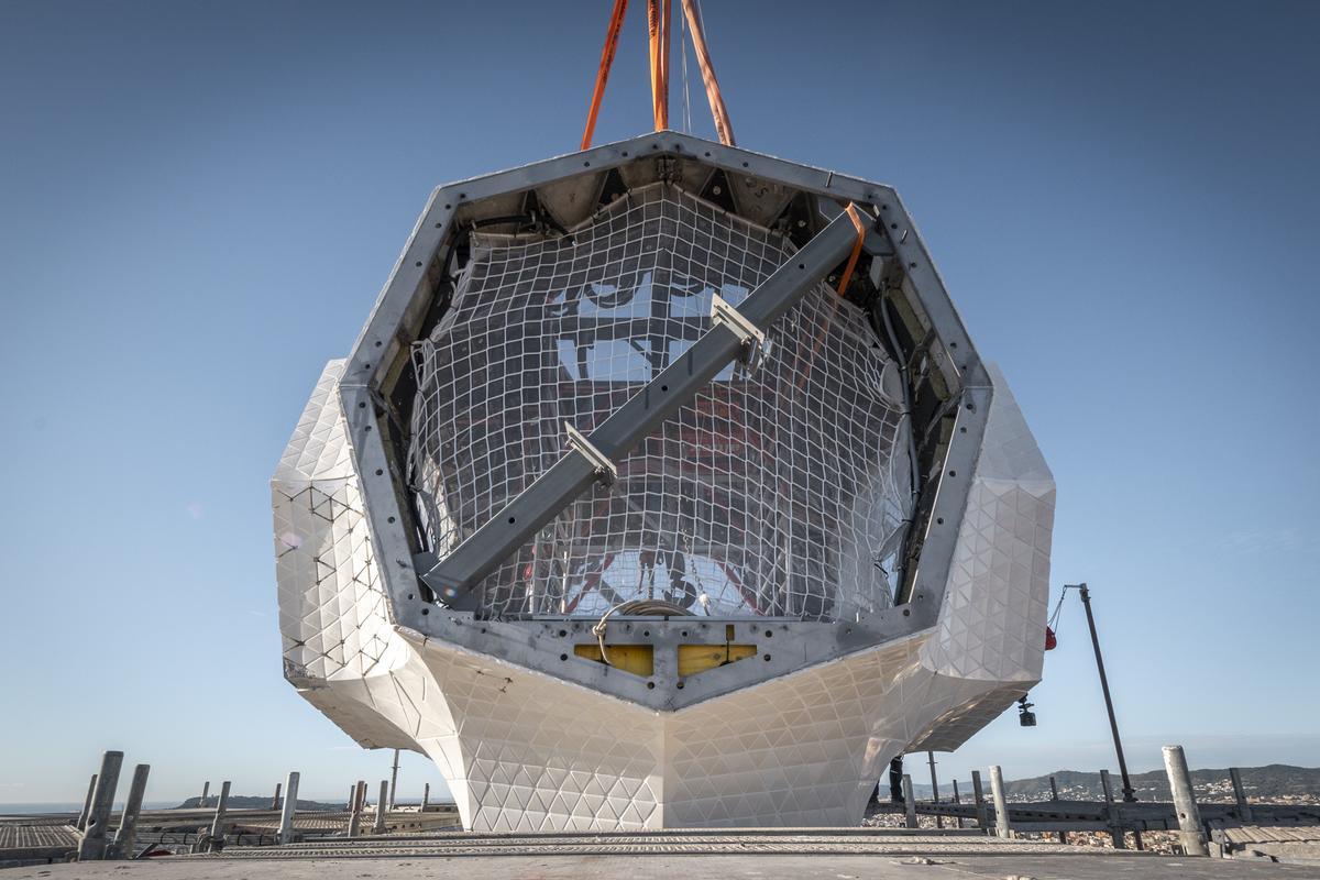 Colocan el elemento central de la cruz que corona la Sagrada Familia de Barcelona