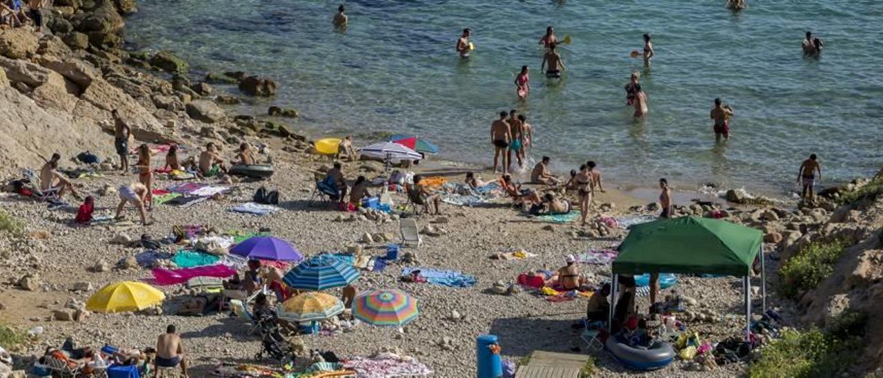 La Cala del Ti Ximo ayer, atestada de turistas y sin socorrista.