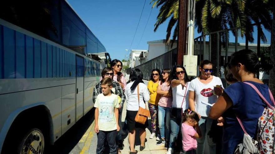 Concentración de padres y alumnos en el colegio de Carril hace unos días. // Iñaki Abella