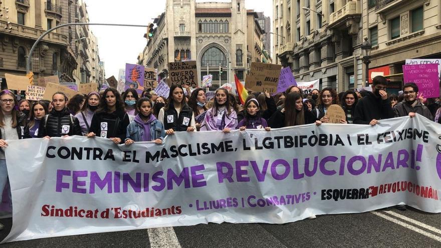 La vaga feminista buida les aules i omple els carrers d’estudiants
