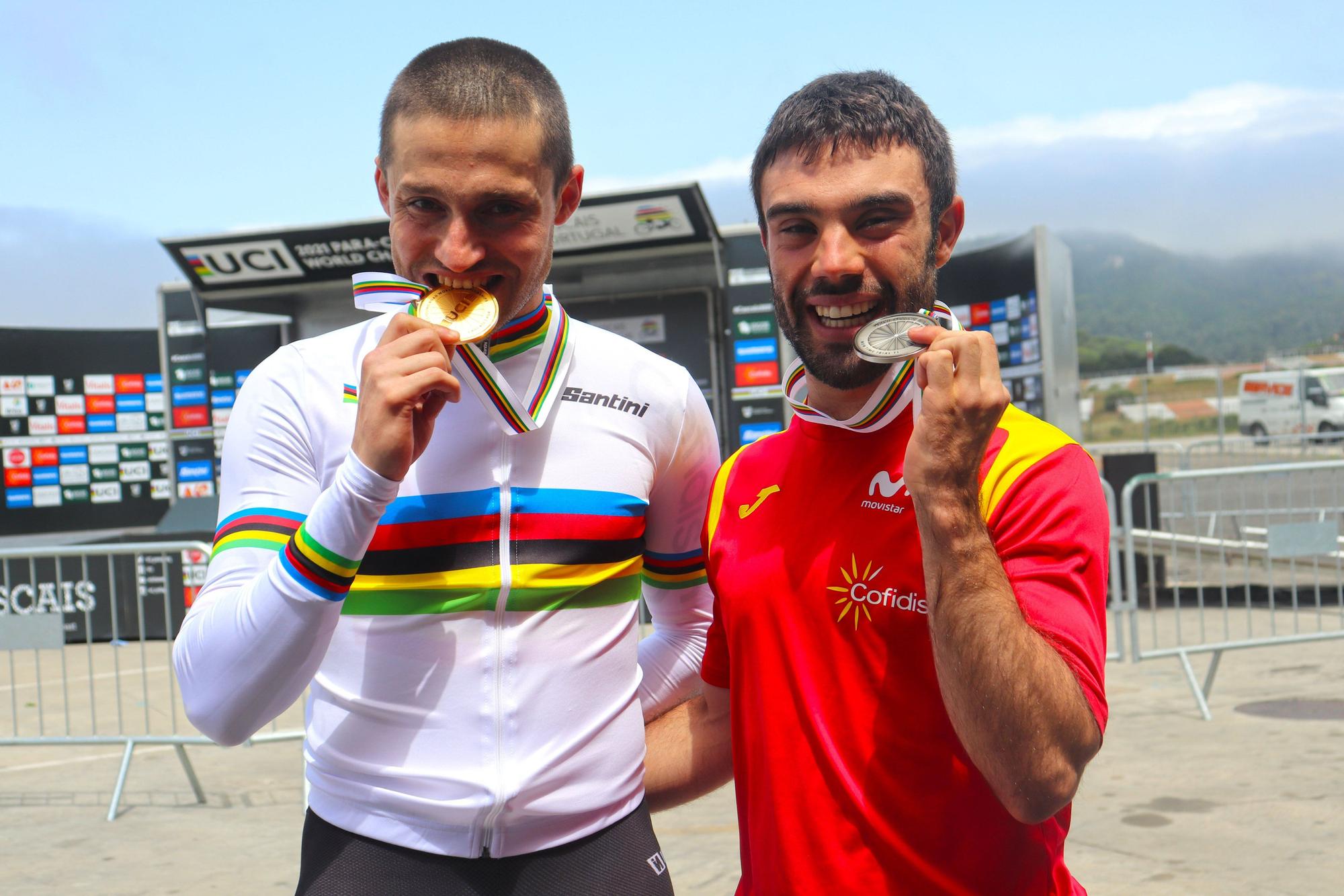 Joan Reinoso se viste con el maillot arco iris en Portugal