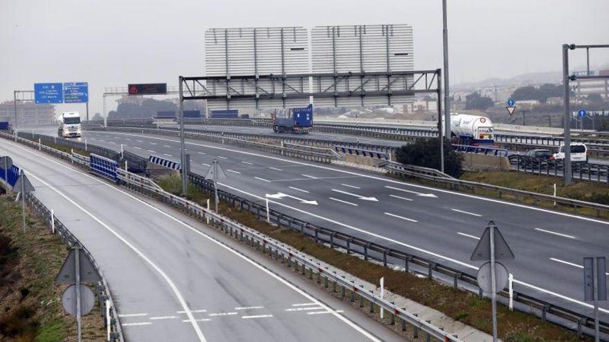 Una furgoneta cargada de pintura vuelca en el puente sobre el Ebro de la A-2