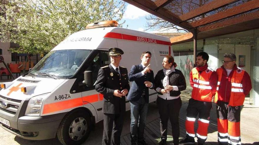 Tomás Antón, Antidio Fagúndez, Silvia Montalvo y dos efectivos de Cruz Roja en San Martín.