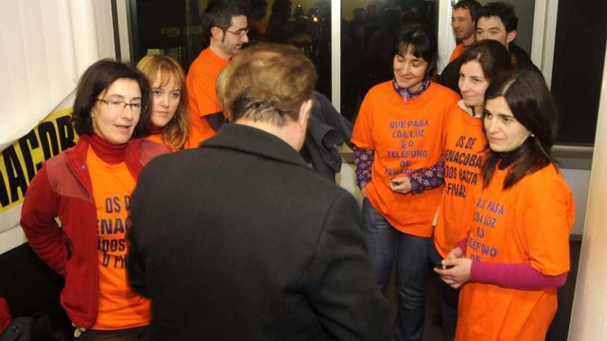 Crespo (de espaldas) departe con vecinos de Penacoba durante una protesta en 2012. // Bernabé/Gutier