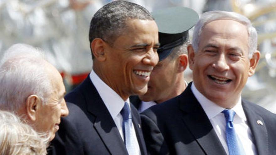 Netanyahu sonríe junto a Obama.