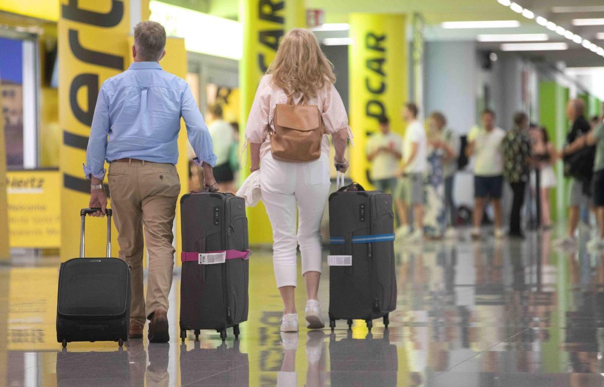 Reisende am Flughafen Mallorca (Archivbild).