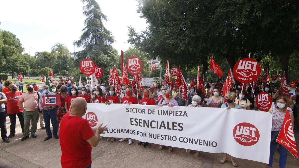 Concentración de limpiadoras en su segunda jornada de huelga.