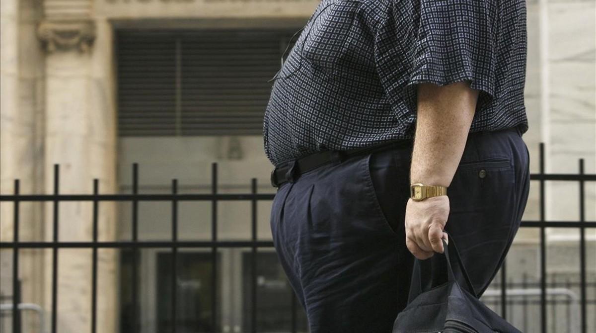 Un home amb obesitat mòrbida passeja pels carrers de Nova York. 