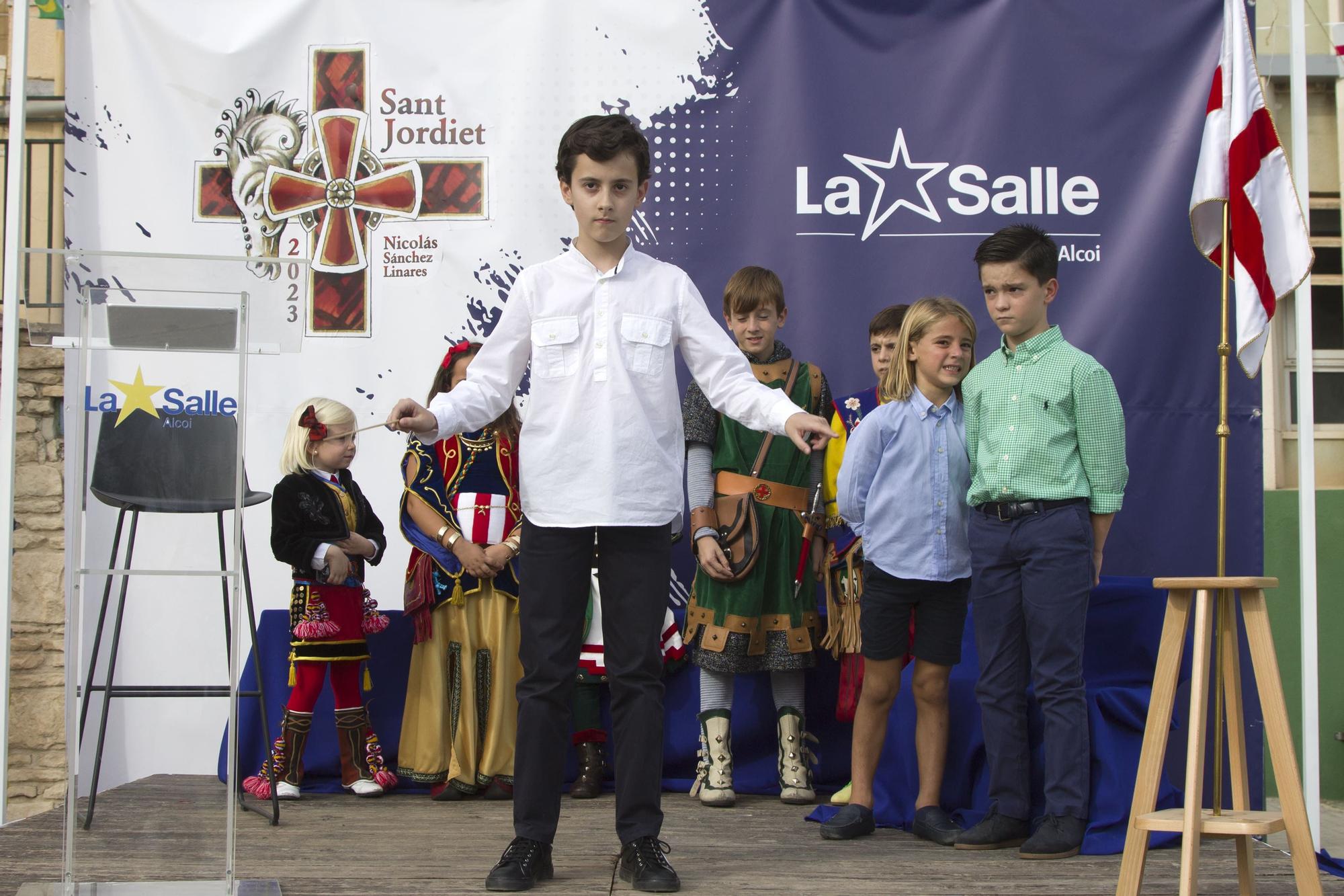 Imágenes de Nicolás Sánchez Linares tomando el testigo como Sant Jordiet en Alcoy