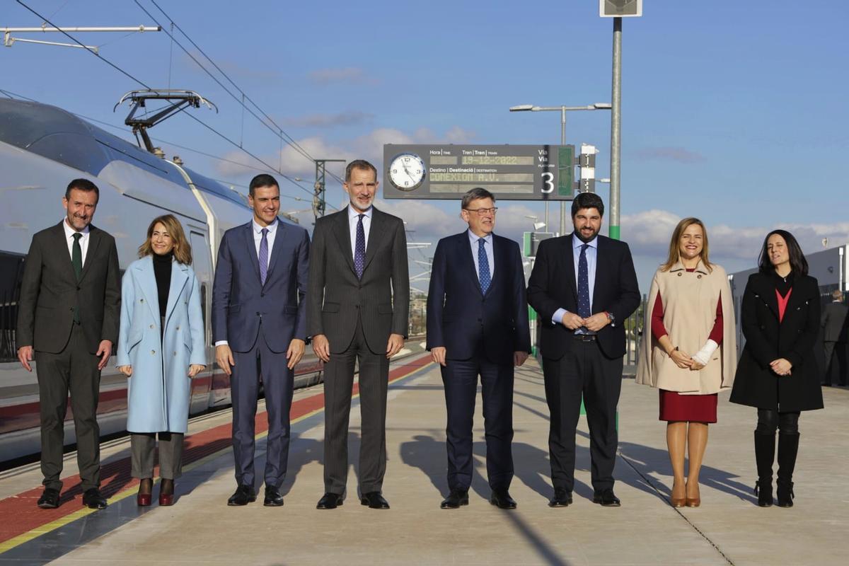 Las autoridades en la estación de Matola en Elche tras la llegada del AVE con destino Murcia