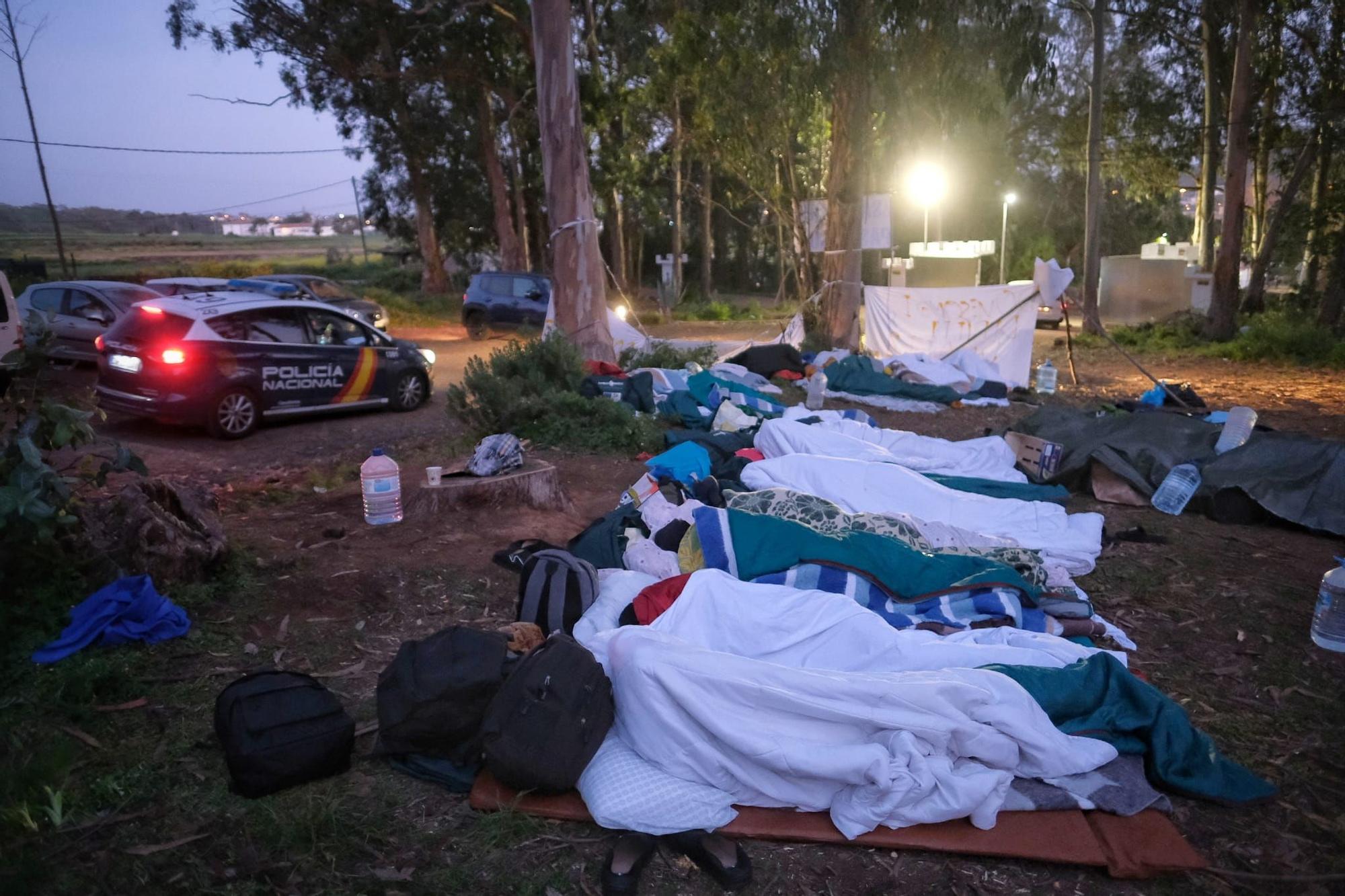 Los migrantes de la protesta en Las Raíces delimitan su espacio para controlar sus provisiones