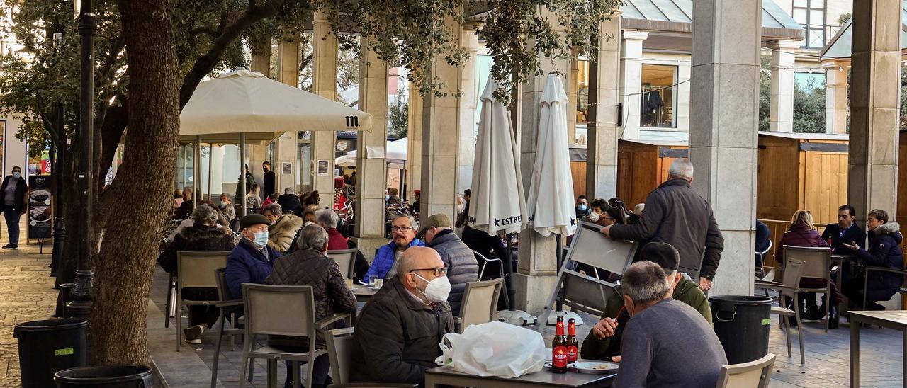 Imagen de terrazas con mesas y sillas en la plaza Santa Clara.