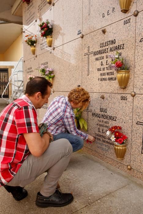 Día de difuntos en el cementerio de Deva