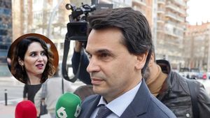 Alberto González Amador acude al banco de los acusados.