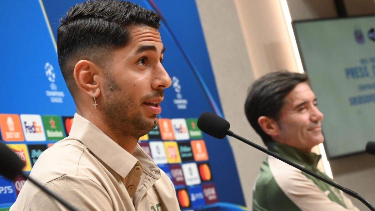 Ayoze Pérez (i), junto a Marcelino (d) en el Estadio de la Cerámica.