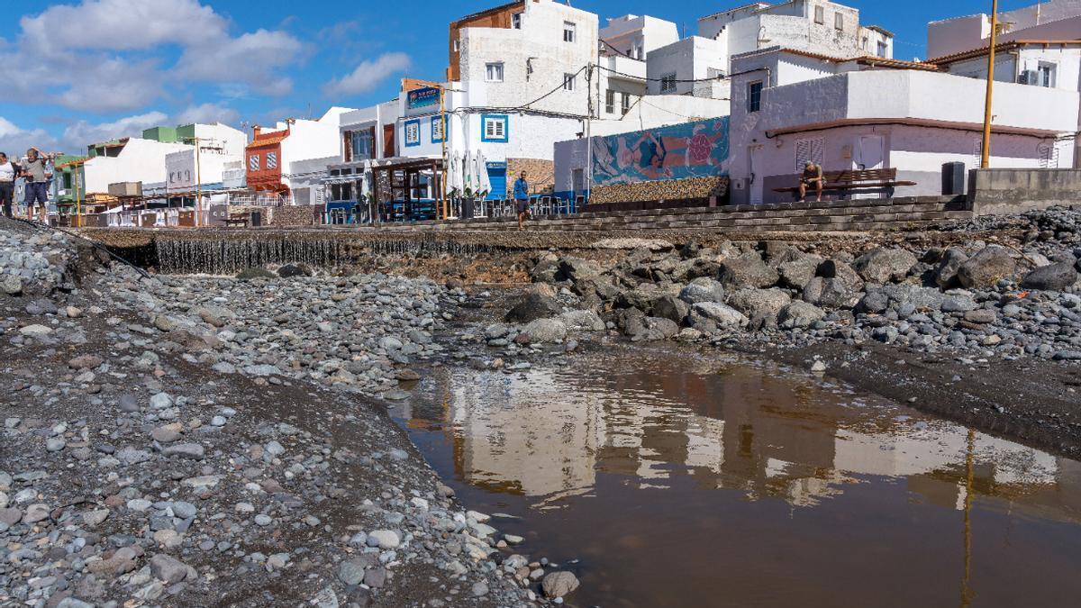 Rescate de dos personas en Cercados de Espino, en Mogán, por la borrasca Therese.