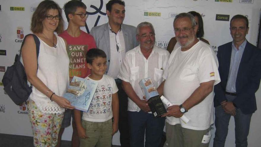 La familia procedente de Alicante recibe unos obsequios de la Fundación Las Edades del Hombre.