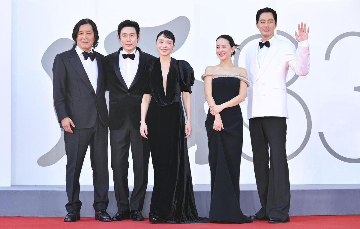 VENICE (Italy), 06/09/2026.- (L-R) South Korean director Lee Chang-dong, actors Sul Kyung-gu, Jeon Do-yeon, Cho Yeo-jeong, and Zo In-sung arrive for the premiere of 'Ga-neung-han sa-rang (Possible Love)' at the 83rd annual Venice International Film Festival, in Venice, Italy, 06 September 2026. The movie is presented in official competition 'Venezia 83' at the festival running from 02 to 12 September 2026. (Cine, Cine, Italia, Venecia) EFE/EPA/ETTORE FERRARI