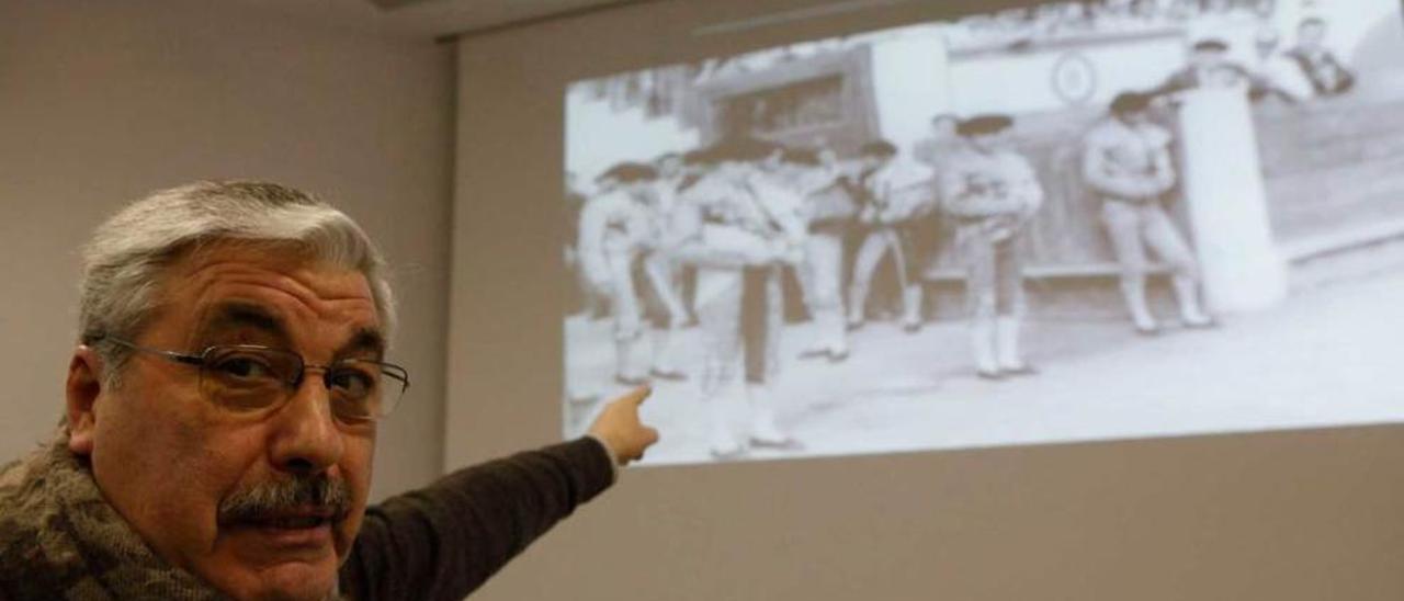 Dionisio Montero señala una imagen del 14 de agosto de 1942 en la que aparecen Pepe Luis Vázquez, Luis Gómez &quot;El Estudiante&quot;, y Carlos Jiménez, en una corrida en El Bibio.