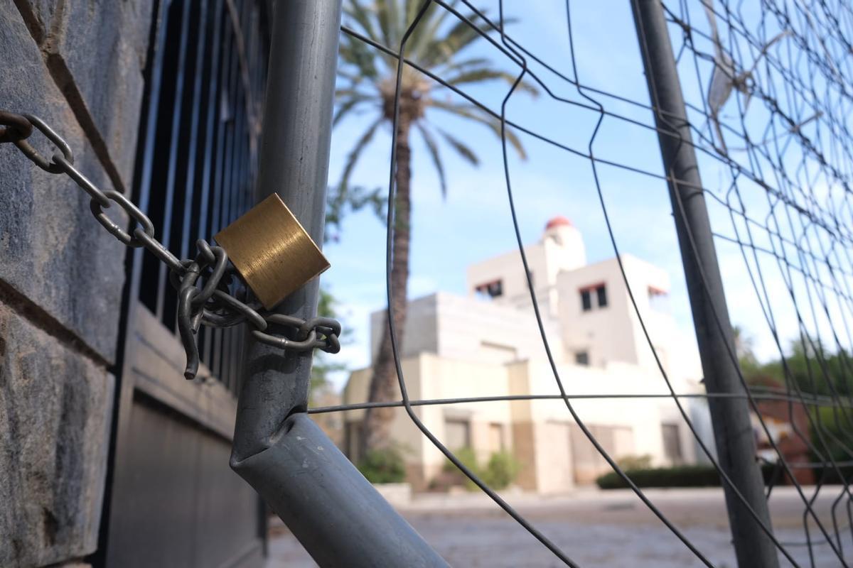 Un candado impide el acceso al edificio del Hort del Gat donde las obras están paradas