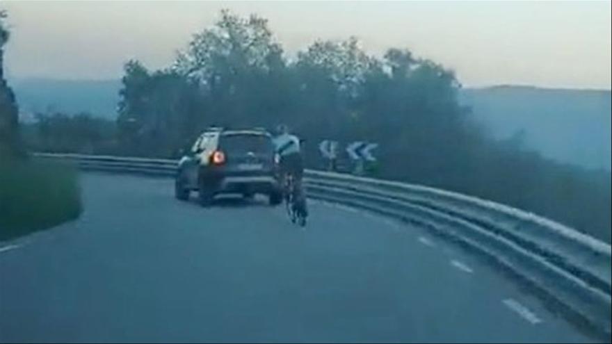 Els Mossos denuncien al ciclista que va intentar avançar a un turisme i va acabar atropellat