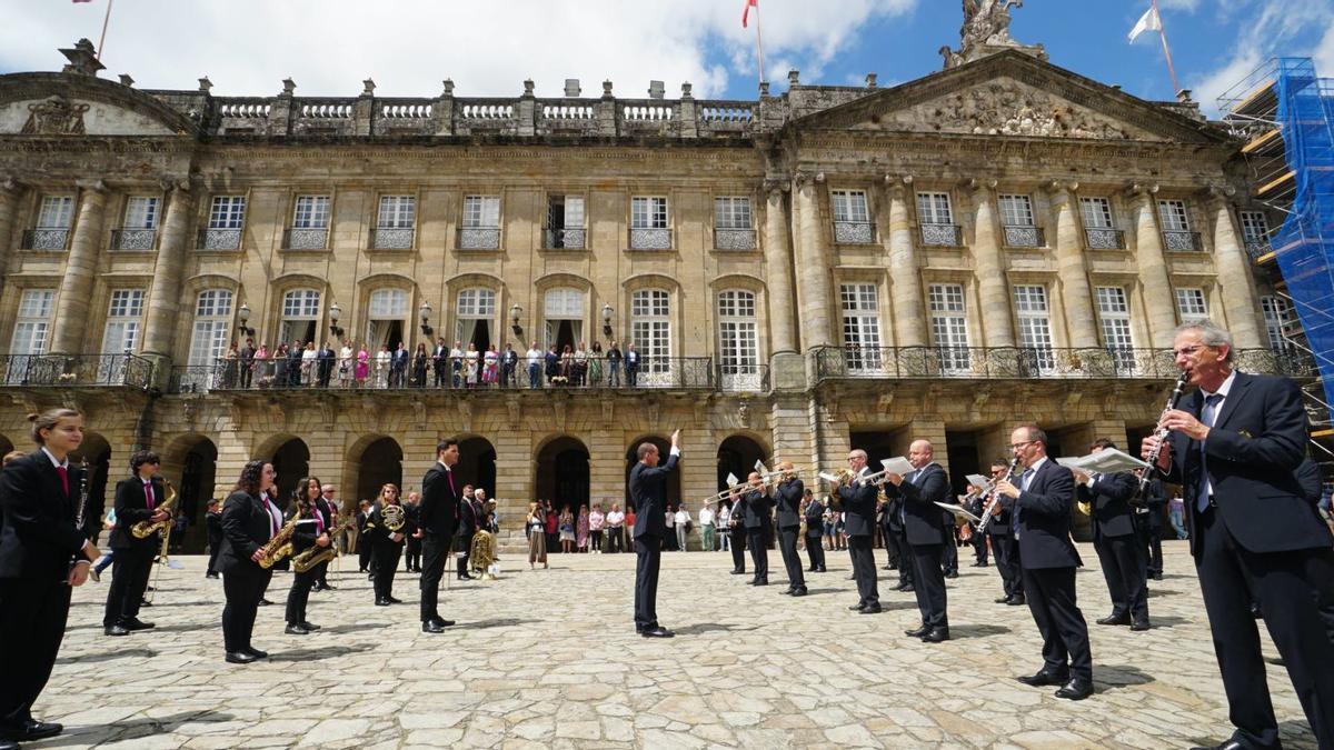 El acto protocolario en la plaza del Obradoiro se clausuró con el Himno Galego tras suprimir el gobierno local el Nacional de España 