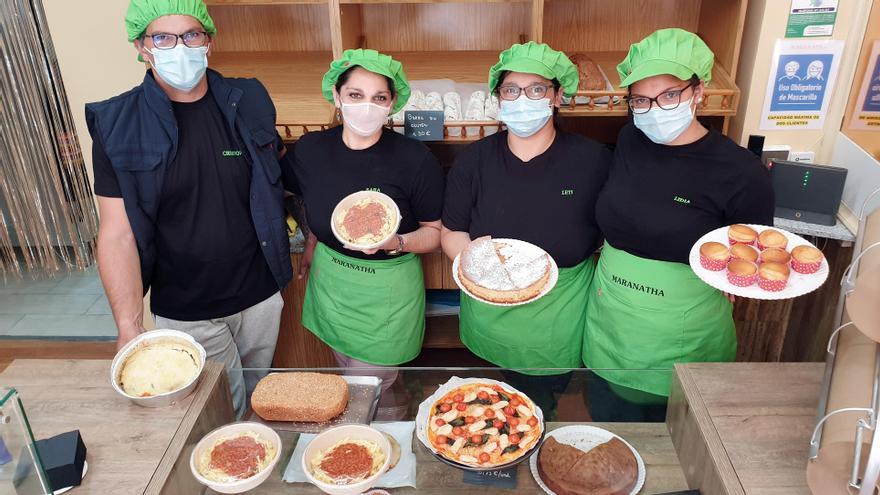 El equipo de Maranatha muestran algunos de los platos y postres que elaboran.