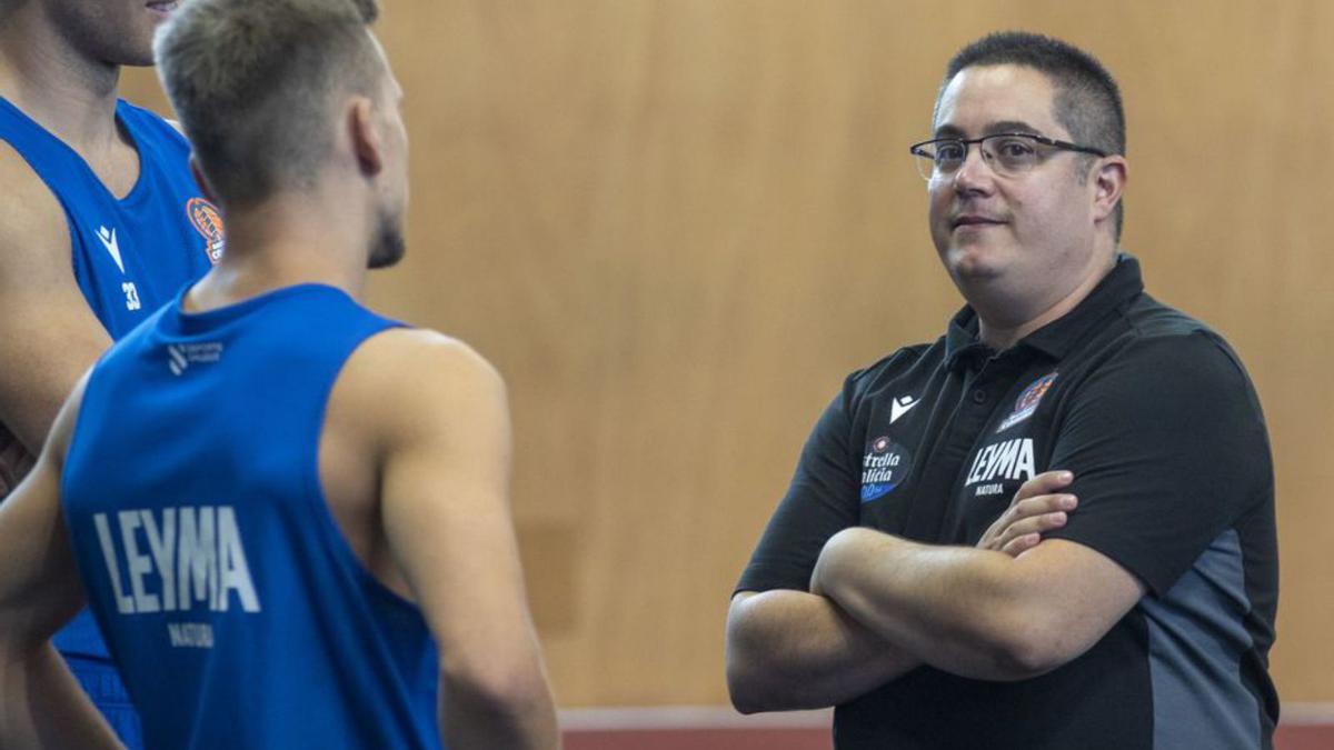 Epifanio charla con algunos de sus jugadores.  // CASTELEIRO / ROLLER AGENCIA