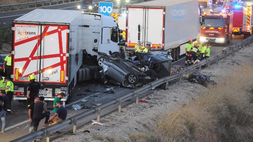 Cinco muertos al arrollar un camión a una decena de vehículos en Murcia